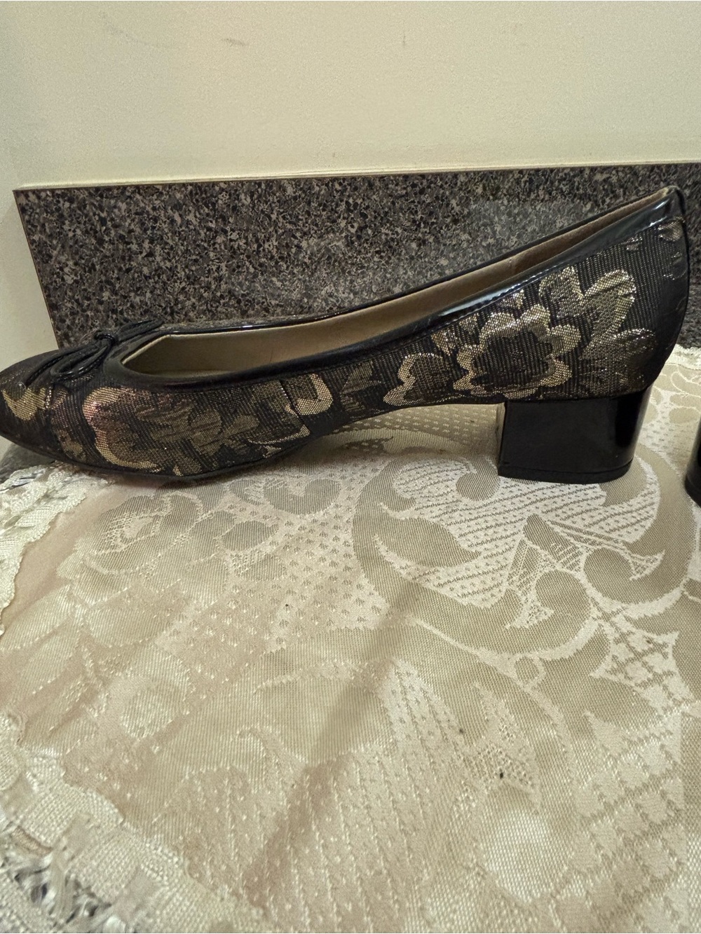 Bandolino Black & Gold Low Bow Front Pumps - Picture 8 of 9